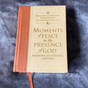 Hardback Moments of Peace in the Presence of God Morning & Evening Editi…
